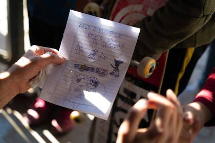 El cariño de los alumnos se manifiesta de distintas maneras. En el día del cumpleaños de Emilio (a quien llaman "El búho"), algunos de sus alumnos más chicos le dedicaron cartas y dibujos.