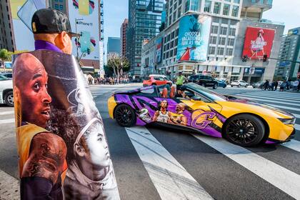 El cariño de los hinchas por Bryant se expresó en pósteres y hasta un auto totalmente pintado con los colores de Lakers y la imagen de Kobe y Gianna en las calles de Los Ángeles.
