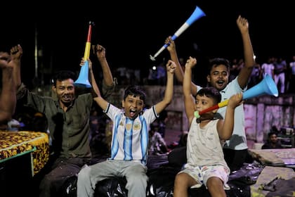 El cariño por la selección argentina se volvió una tradición que trasciende las edades en Bangladesh