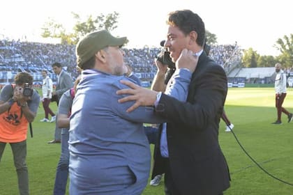 La última imagen: el abrazo entre Maradona y Gallardo en el Gimnasia-River del torneo pasado