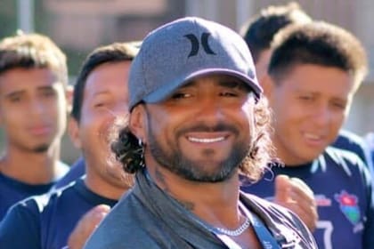 El carismático Julio Ariz, de 47 años y director técnico de San Pedro, falleció en Guatemala en circunstancias poco claras; había obtenido cinco ascensos en su carrera de entrenador.