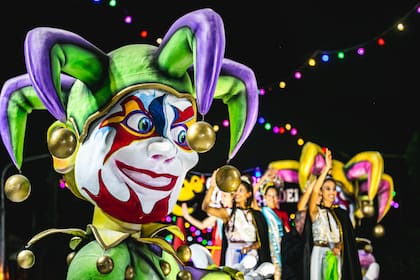 El Carnaval de Lincoln es uno de los más destacados de la provincia de Buenos Aires por sus característicos muñecos de cartapesta