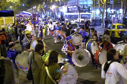 El carnaval se festeja en todo el país. En la foto, una murga celebra en la Avenida Corrientes, Capital Federal