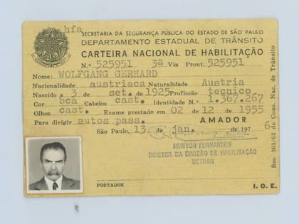 El carné de conducir brasileño que Mengele usaba. La foto es suya y el documento pertenecía a uno de sus protectores. El documento está en el Museo Criminal de la DIREN