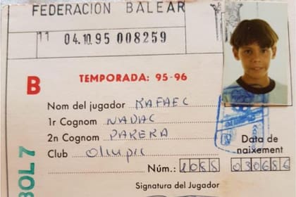 El carnet de jugador de fútbol de Rafael Nadal