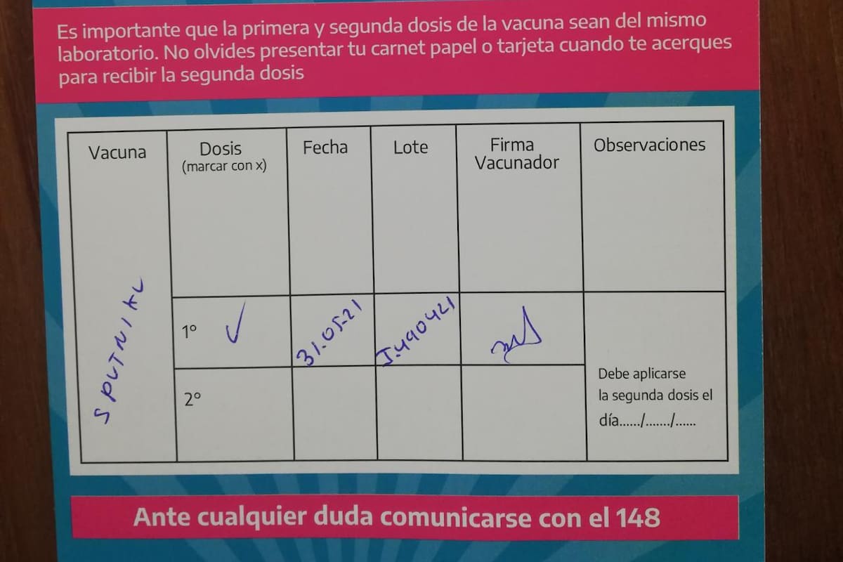 El carnet de uno de los vacunados que acercó su denuncia al equipo de La Cornisa.