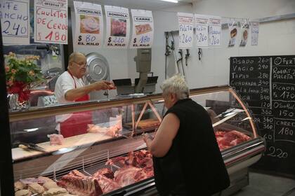 El carnicero Luis Gómez está hace 53 años en el mercado