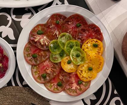 El carpaccio de tomate que le invitó Martín Yeza a Santiago Caputo en Utopía Restomar.