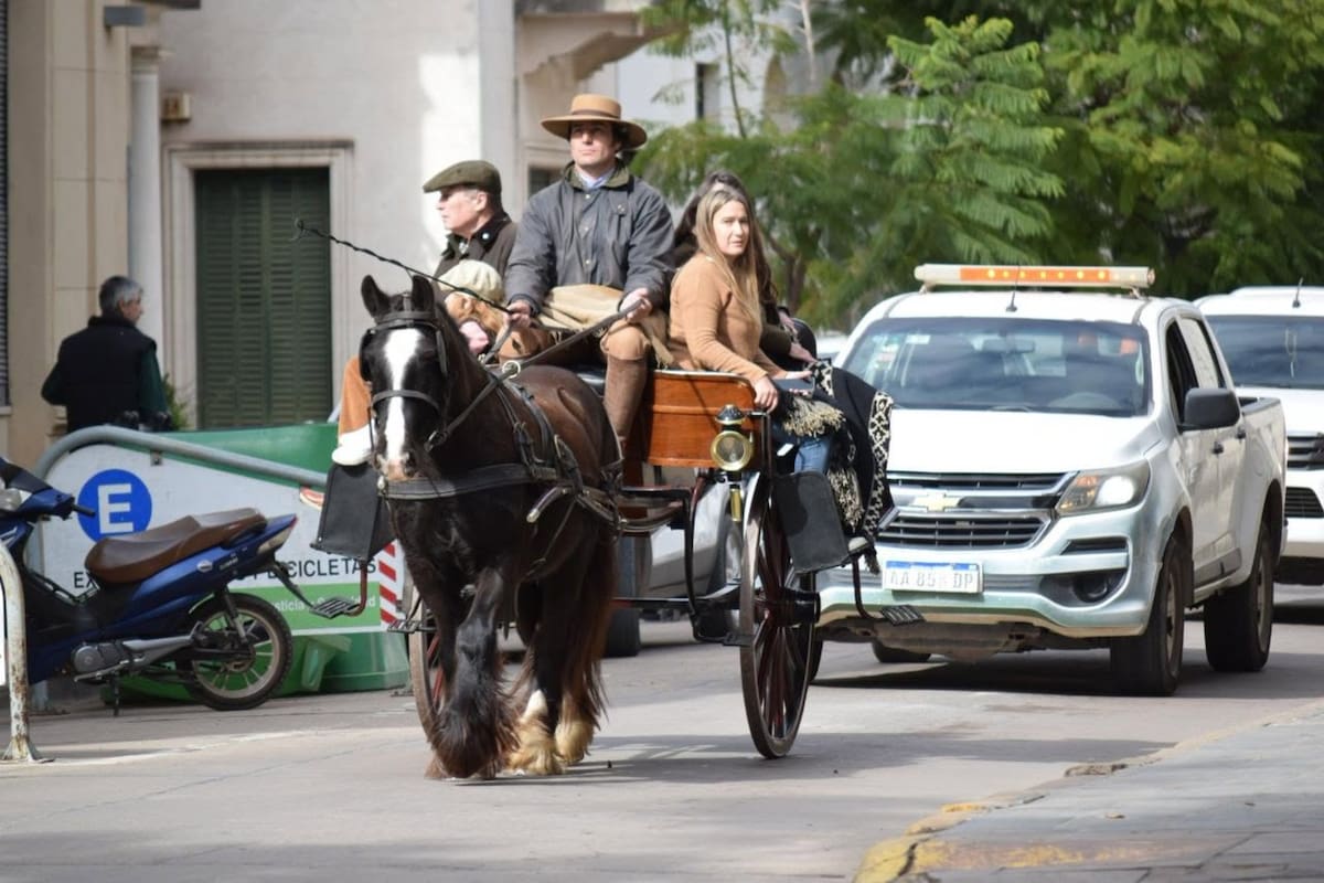 El carruaje irlandés paseando por las calles de San Antonio de Areco