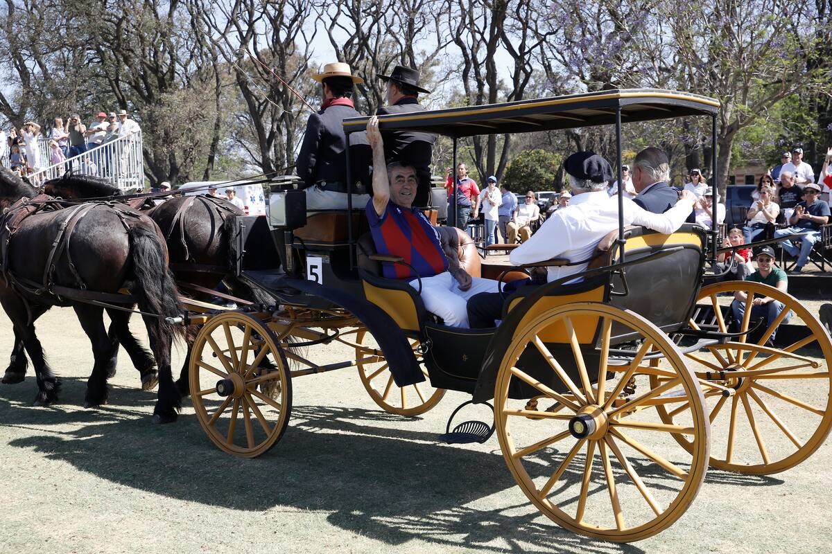 El carruaje que llevaba a las glorias de Coronel Suárez en la fiesta de los 100 años de la AAP: Alberto Pedro Heguy (boina), Alfredo Harriott (derecha) y Daniel González, el... "traidor" que viste una doble camiseta, ya que jugó también en el archirrival, Santa Ana.