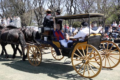 El carruaje que llevaba a las glorias de Coronel Suárez en la fiesta de los 100 años de la AAP: Alberto Pedro Heguy (boina), Alfredo Harriott (derecha) y Daniel González, el... "traidor" que viste una doble camiseta, ya que jugó también en el archirrival, Santa Ana.