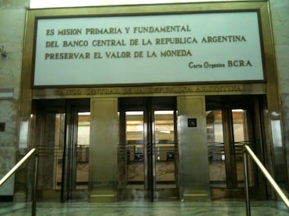 El cartel con la misión del BCRA establecida en 2012, y que Milei quiere sacar