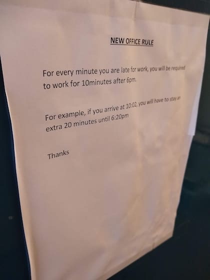 El cartel con la polémica regla que generó indignación (Foto: Reddit u/MinionsAndWineMum)
