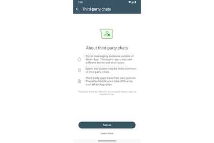 El cartel de advertencia que mostrará WhatsApp a los usuarios europeos que deseen chatear con cuentas de otros mensajeros