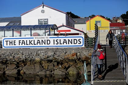 El cartel de las "Falkland Islands", en Puerto Argentino