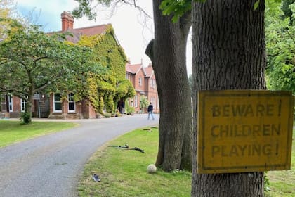 El cartel de "¡Atención! ¡Niños jugando!" recibe a los visitantes de Summerhill