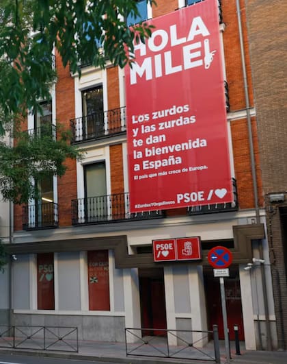 El cartel de bienvenida a Milei en la sede del Partido Socialista