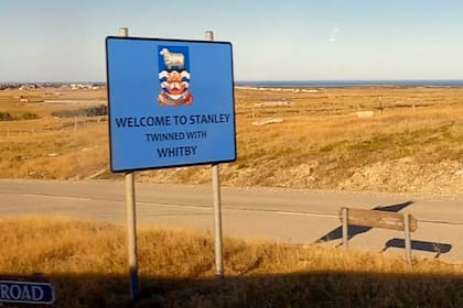 El cartel de bienvenida a Stanley, el nombre británico de la capital de las Malvinas (Puerto Argentino)