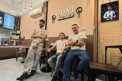 El cartel de G.O.A.T. (“Greatest of All Time” o “El mejor de Todos los Tiempos”, en español) es un guiño a Lionel Messi, la persona que los reconecta con sus tradiciones