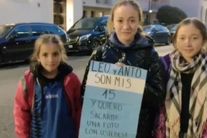 El cartel de la adolescente de 15 años, con la ilusión de conseguir una foto con Lionel Messi y Antonela Roccuzzo