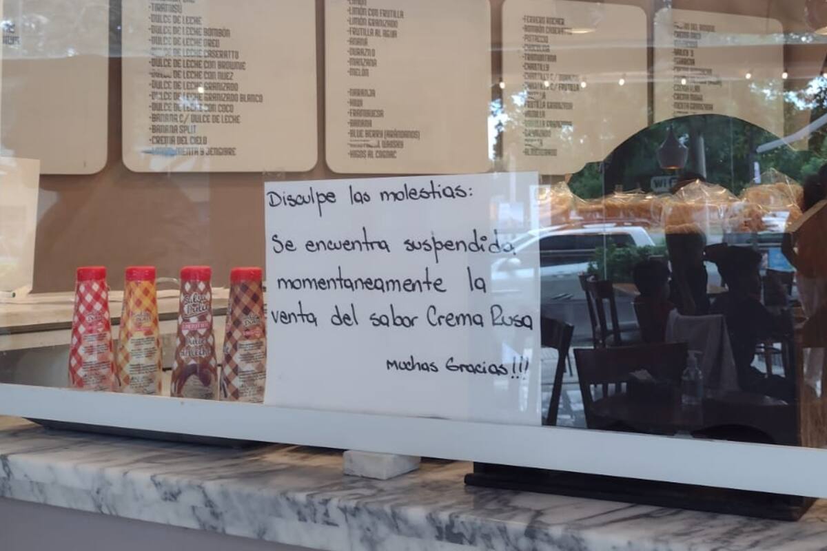 El cartel de la heladería de Córdoba que suspendió un gusto de helado por la guerra en Ucrania (Foto: Twitter)
