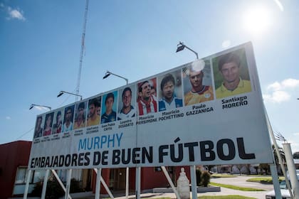 El cartel de Murphy que alude a los "embajadores del buen fútbol"