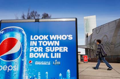 El cartel de Pepsi en la puerta de el Museo de Coca-Cola en Atlanta, Estados Unidos