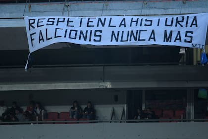 El cartel de queja de los hinchas de Independiente contra el entrenador Julio César Falcioni