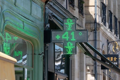 El cartel de una farmacia de Burdeos con la temperatura ambiente en medio de la ola de calor en Francia y el resto de Europa