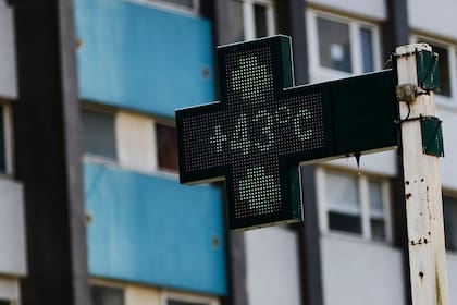 El cartel de una farmacia marca 43 grados en Rennes, en el oeste de Francia