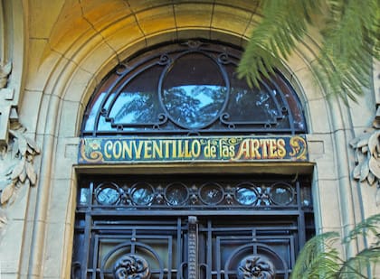 El cartel del Conventillo es fileteado, obra del reconocido Martiniano Arce.