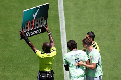 El cartel del cuarto árbitro señala un cambio en Suiza, durante el partido ante Qatar de este sábado: el calor juega un rol decisivo en el Mundial