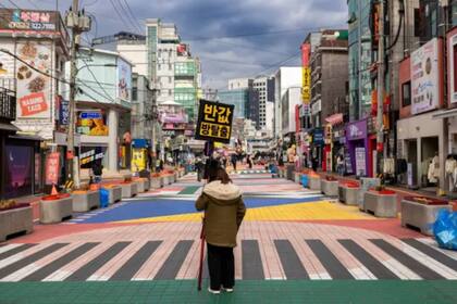 El cartel dice "sala de escape, mitad de precio" en una popular calle peatonal de Seúl: la ciudad se ha puesto como misión luchar contra la creciente soledad de sus habitantes.