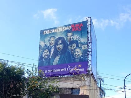 El cartel donde se ve a Cristina Kirchner, Axel Kicillof, Juan Grabois, Sergio Massa, Alberto Fernández y Máximo Kirchner