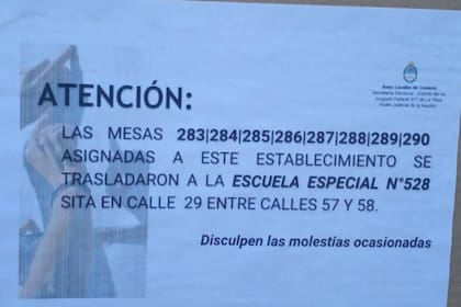 El cartel en el ingreso a la escuela 55 de La Plata