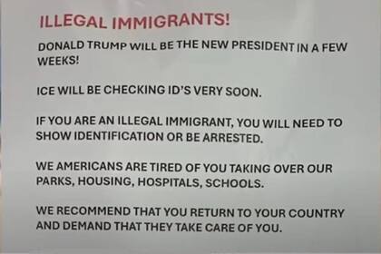 El cartel encontrado en un parque de Georgia, con amenazas para los inmigrantes