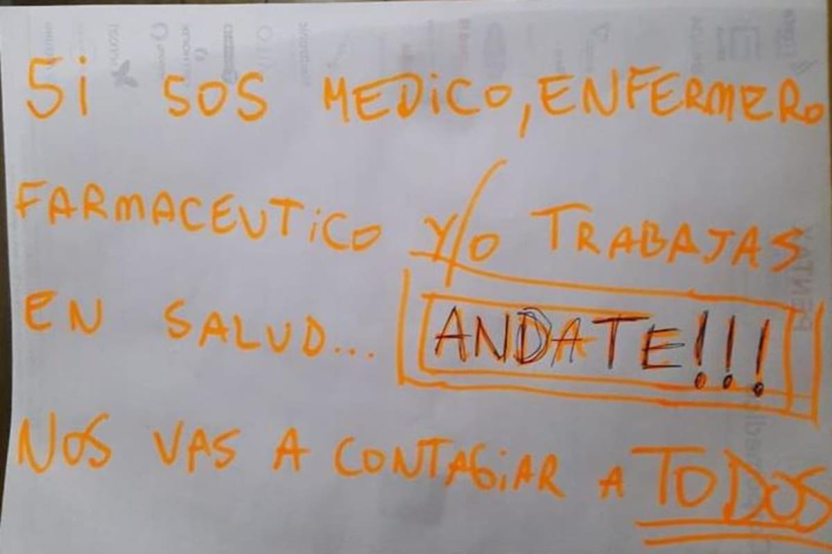 El cartel estaba pegado en uno de los costados del ascensor