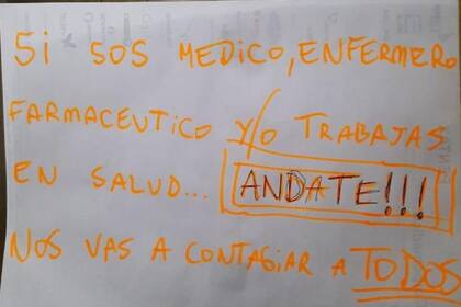 El cartel estaba pegado en uno de los costados del ascensor