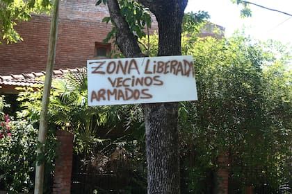El cartel fue colgado el domingo por un vecino del barrio La Loma, de La Plata, días después de que una banda de asaltantes entró a robar en dos casa de la cuadra de 29 y 37