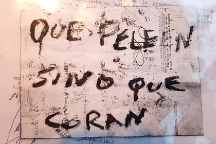 El cartel hallado junto al cadáver acribillado en el barrio La Tablada, en la zona sur de Rosario