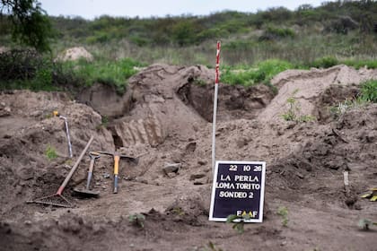 El cartel indica el lugar de excavación del Equipo Argentino de Antropología Forense