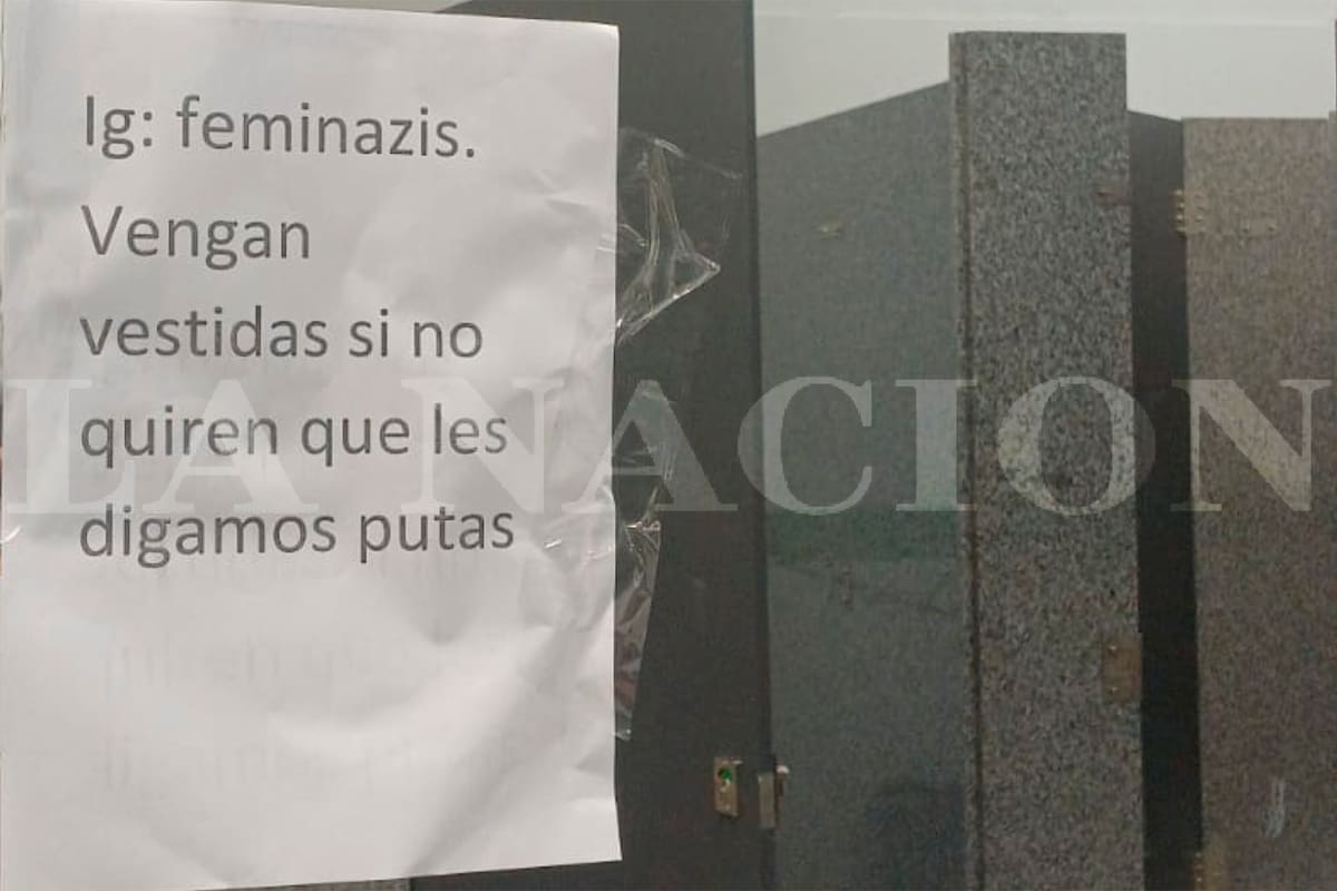 El cartel intimidante apareció en uno de los baños
