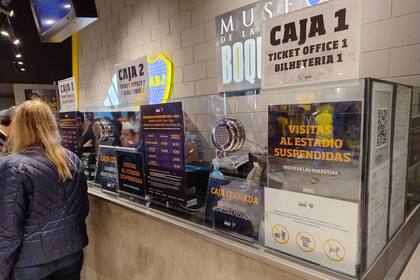El cartel lo advierte: "Visitas al estadio suspendidas"; hasta 2021, la entrada al Museo de la Pasión Boquense incluía una entrada a la cancha de la Bombonera, pero esa actividad fue cancelada por la dirigencia, sin explicaciones.