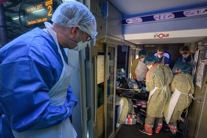 El cartel muestra el recorrido del tren: Bordeaux-Saint Jean; el TGV, convertido en una sala de terapia intensiva de alta velocidad