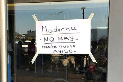 El cartel que anteayer estaba colgado en el Centro de Convenciones Gala, de Resistencia, Chaco