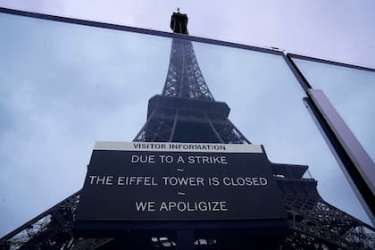El cartel que avisa sobre la huelga en la Torre Eiffel de París, el 19 de febrero de 2024.