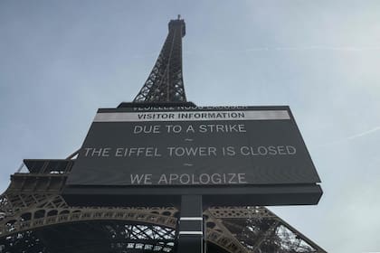 El cartel que avisaba que la Torre Eiffel estaba cerrada debido a una huelga
