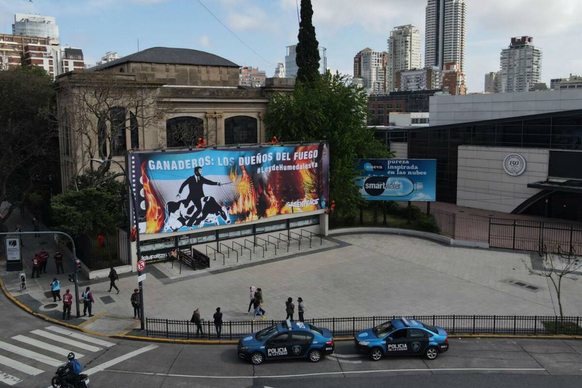 El cartel que colgó Greenpeace en el ingreso de la Rural