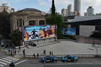 El cartel que colgó Greenpeace en el ingreso de la Rural