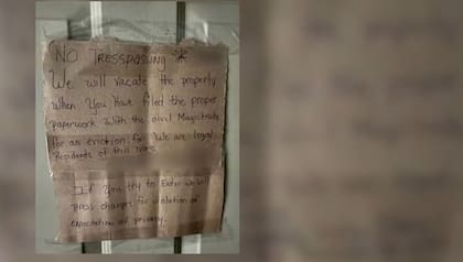 El cartel que dejaron los huéspedes en la casa usurpada en Estados Unidos